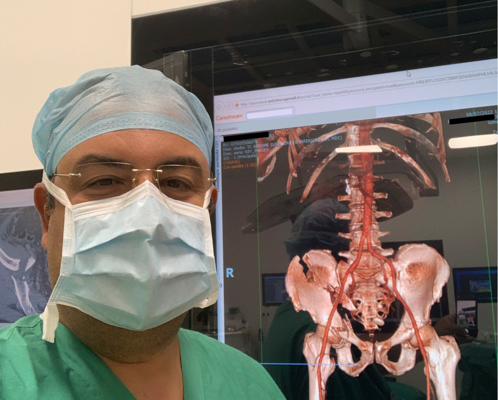Il Dott. Liuzza in sala operatoria con ricostruzione TC 3D del bacino